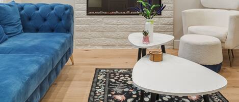 Een smart-tv en een open haard