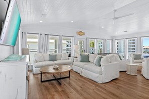 Smart TV - Beach Music Gorgeous 6 Bdrm, steps to beach, 6 seater golf cart, beach chairs (Santa Rosa Beach)