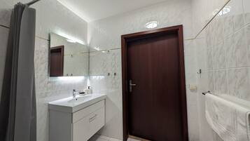 Classic-Doppelzimmer, barrierefrei, eigenes Bad (Classic Comfort Room) | Badezimmer | Dusche, kostenlose Toilettenartikel, Seife, Shampoo