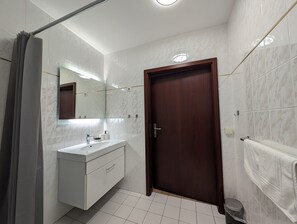 Kahden hengen classic-huone, oma kylpyhuone (Classic Comfort Room) | Kylpyhuone | Suihku, ilmaiset hygieniatuotteet, saippua, sampoo
