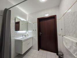 Quarto casal clássico, acessível, banheiro privativo (Classic Comfort Room) | Banheiro | Chuveiro, produtos de toalete grátis, sabonete, shampoo