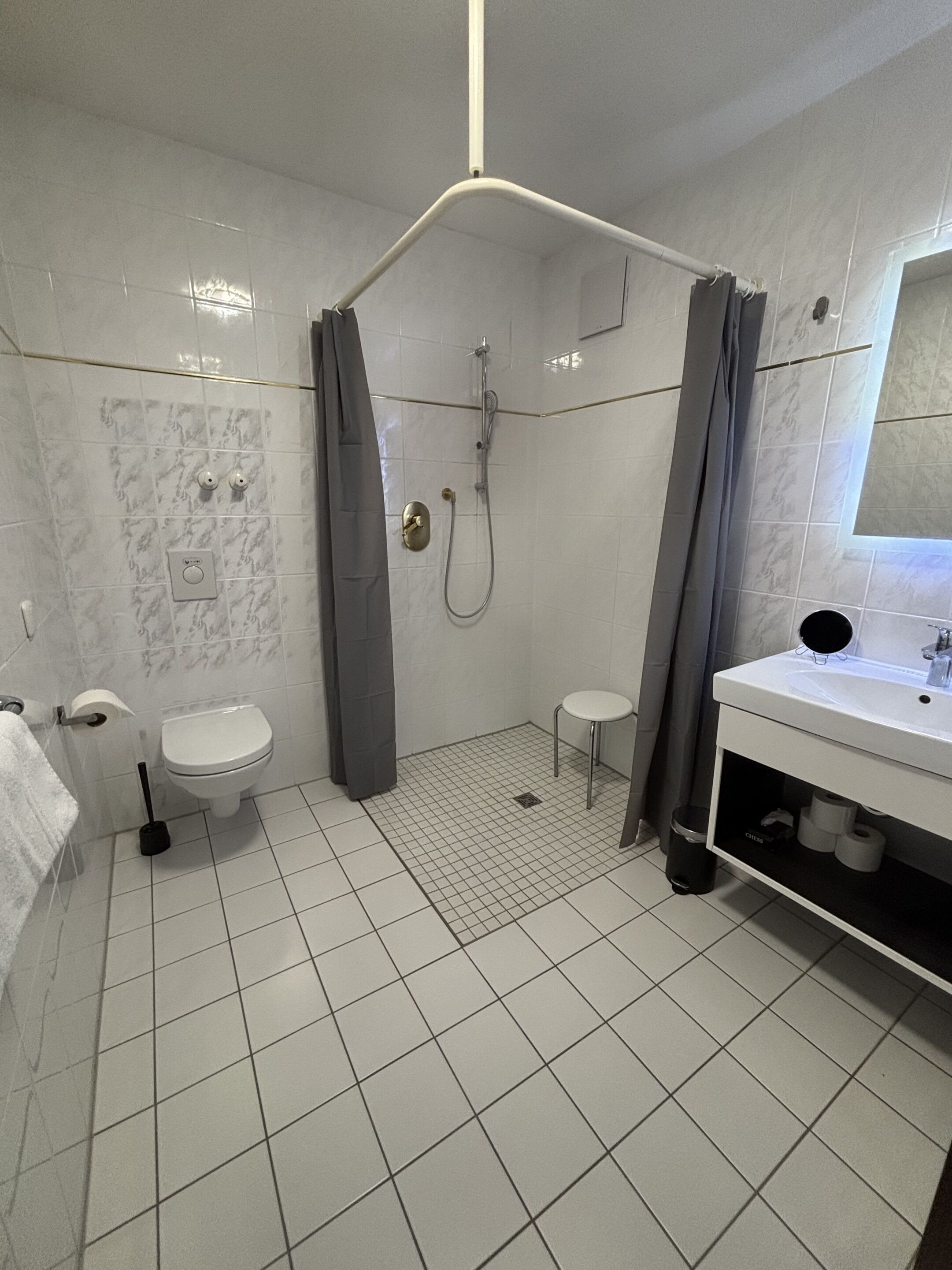 Classic-Suite, barrierefrei, eigenes Bad (Turmsuite) | Badezimmer | Dusche, kostenlose Toilettenartikel, Seife, Shampoo