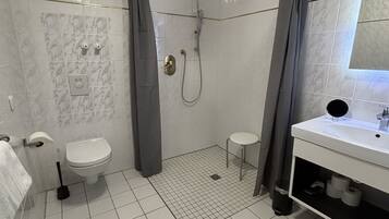 Classic-Suite, barrierefrei, eigenes Bad (Turmsuite) | Badezimmer | Dusche, kostenlose Toilettenartikel, Seife, Shampoo