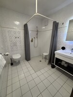Classic Suite, Accessible, Private Bathroom (Turmsuite) | Bathroom | Shower, free toiletries, soap, shampoo
