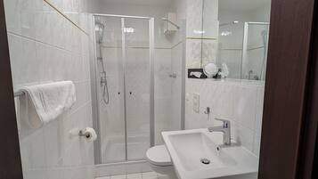 Dusj, toalettartikler (inkludert), såpe og sjampo