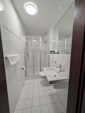 Dusche, kostenlose Toilettenartikel, Seife, Shampoo