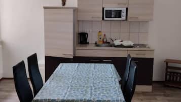 Familienapartment, Küche | Eigene Küche | Großer Kühlschrank, Wasserkocher