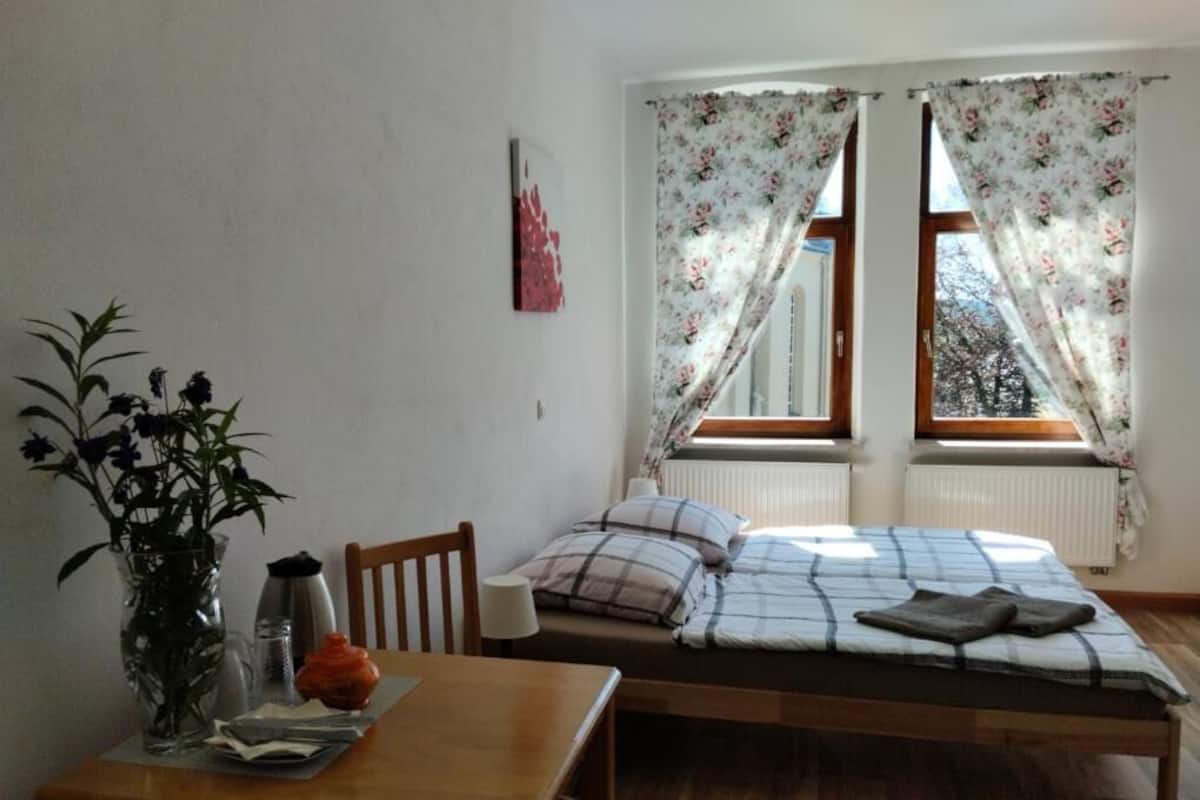 Habitación doble Deluxe, baño privado | Cortinas blackout, insonorización y wifi gratis