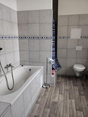 Familienapartment, Küche | Badezimmer | Haartrockner, Handtücher, Seife, Toilettenpapier