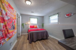 Bureau, fer et planche à repasser, lit parapluie, Wi-Fi gratuit