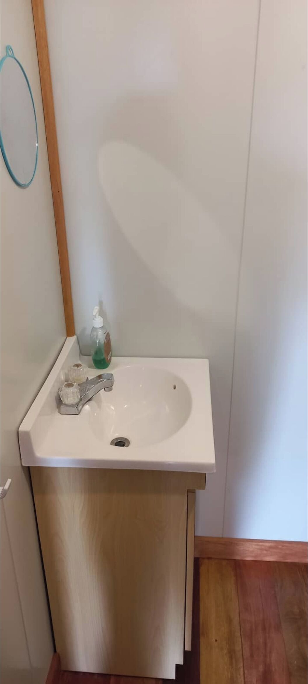 Serviettes fournies, savon, shampoing, papier toilette