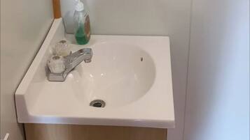 Serviettes fournies, savon, shampoing, papier toilette