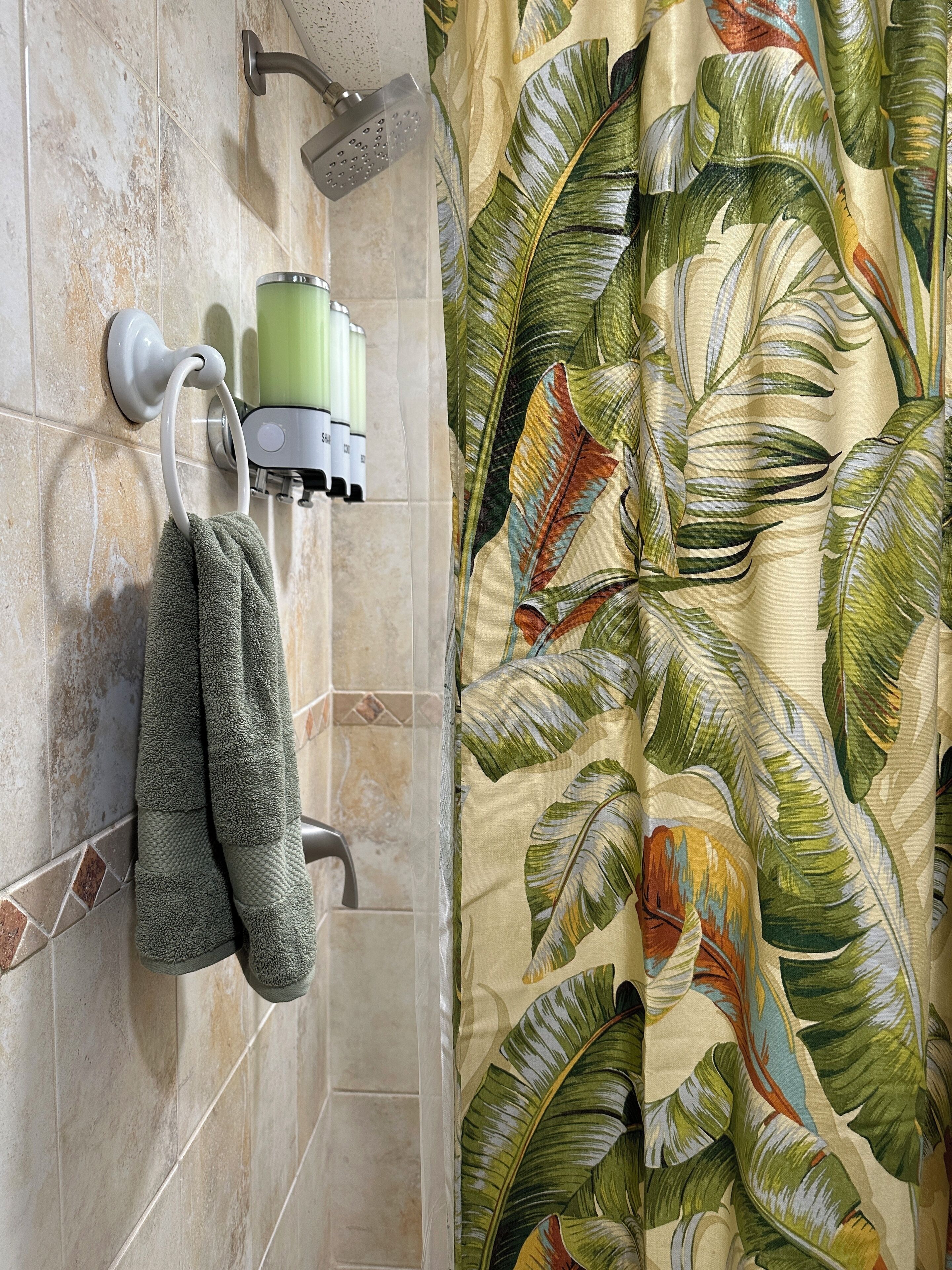 Dusj, hårføner, håndklær og såpe