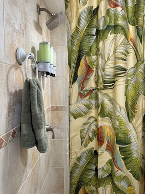 Dusj, hårføner, håndklær og såpe