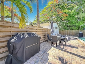 A backyard with a barbecue grill, outdoor furniture, and a swimming pool. - Pool House in Fort Lauderdale (Fort Lauderdale)
