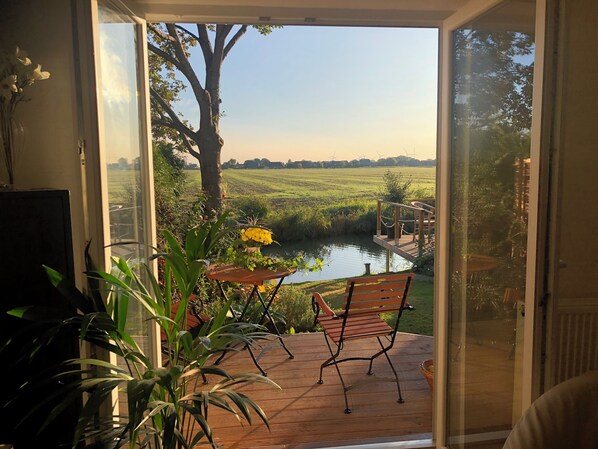 Terrace/patio - Fleetenrausch: Idyll right on the water with lots of peace and quiet and a view of the North Sea (Neufeld)