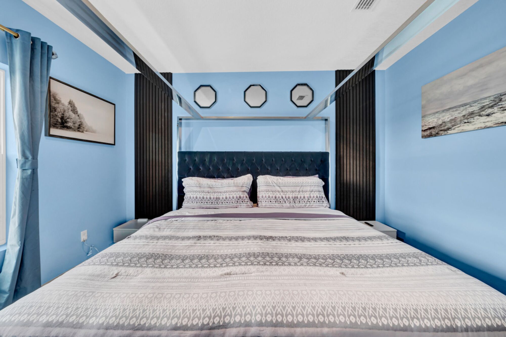 Tabla de planchar con plancha, cuna de viaje, wifi gratis y ropa de cama
