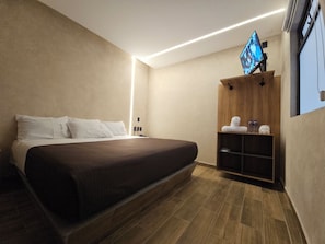 Chambre triple Deluxe | Fer et planche Ă repasser, accĂšs au Wi-Fi (inclus), literie fournie