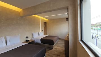 Caja de seguridad en la habitación y tabla de planchar con plancha