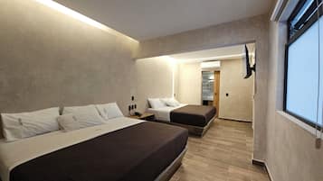 Caja de seguridad en la habitación y tabla de planchar con plancha