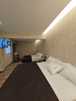 Familie tweepersoonskamer | Een kluis op de kamer, een strijkplank/strijkijzer, gratis wifi