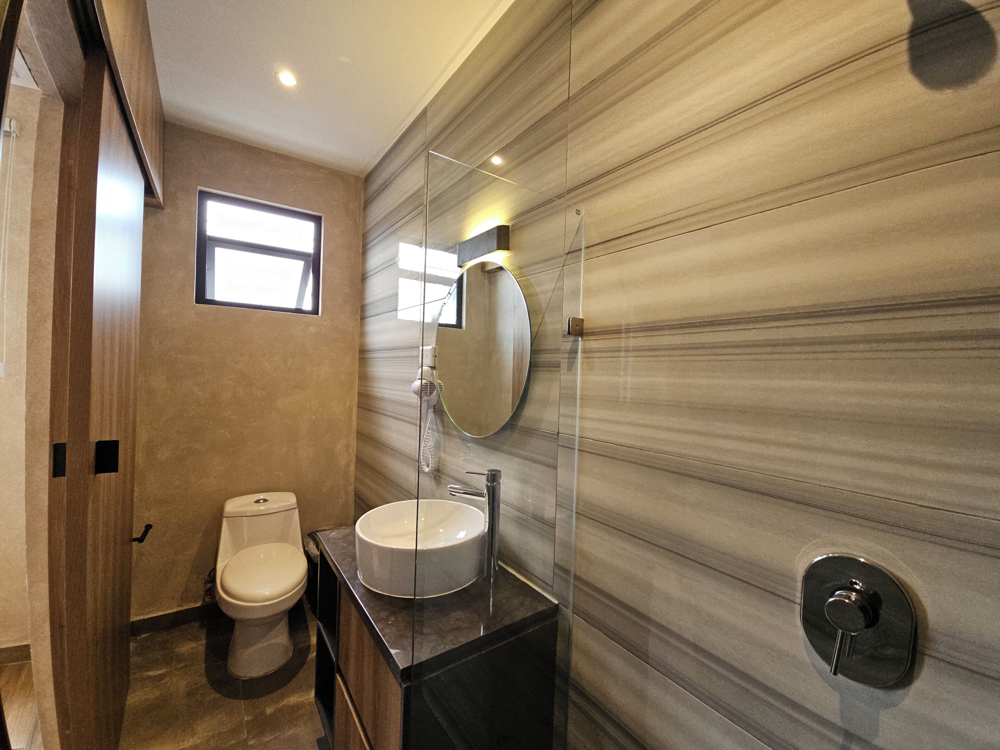 Basic dubbelrum för 1 person | Badrum | Dusch, hårtork, handdukar och tvål