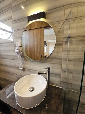 Shower, hair dryer, towels, soap - Hotel Único La Villa (Mexico City)