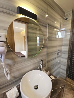 基本雙人房單人入住 | 浴室 | 淋浴設備、風筒、提供毛巾、番梘