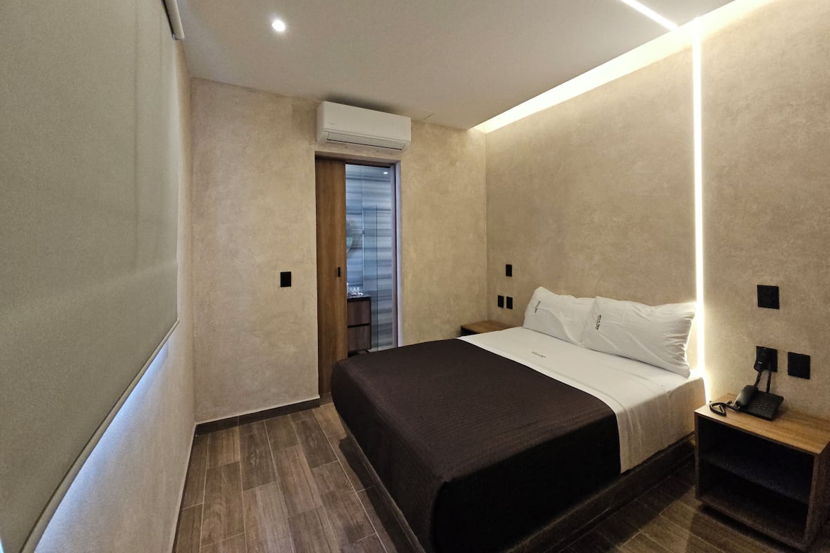Tabla de planchar con plancha, wifi gratis, ropa de cama
