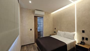 Habitación básica doble de uso individual | Tabla de planchar con plancha y wifi gratis