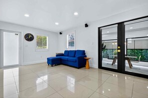 Living area - 2-bedroom house in tranquil Miami perfect for a relaxing getaway (Miami)