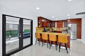 Private kitchen - 2-bedroom house in tranquil Miami perfect for a relaxing getaway (Miami)