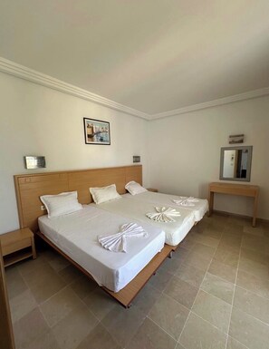 1 bedroom, iron/ironing board, bed sheets - les berge du lac 22 (Tunis)
