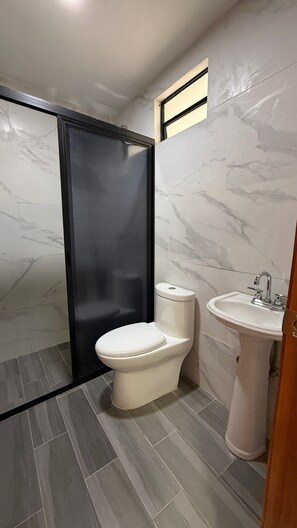 Apartamento básico, varanda | Banheiro