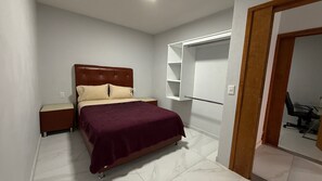 Apartamento básico, varanda | Cortinas blackout, ferros/tábuas de passar roupa, Wi-Fi de cortesia