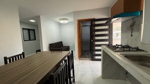 Apartamento básico, varanda | Sala de jantar