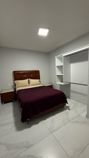 Apartamento básico, varanda | Cortinas blackout, ferros/tábuas de passar roupa, Wi-Fi de cortesia
