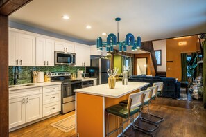 Jääkaappi, mikroaaltouuni, uuni, liesi