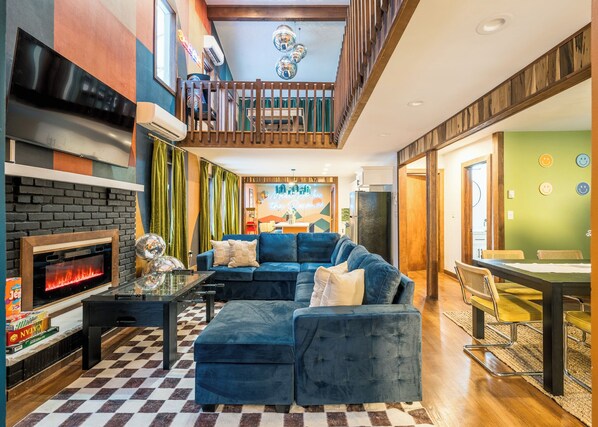 Älytelevisio, videopelejä, pöytäjalkapallopöytä, musiikkikirjasto