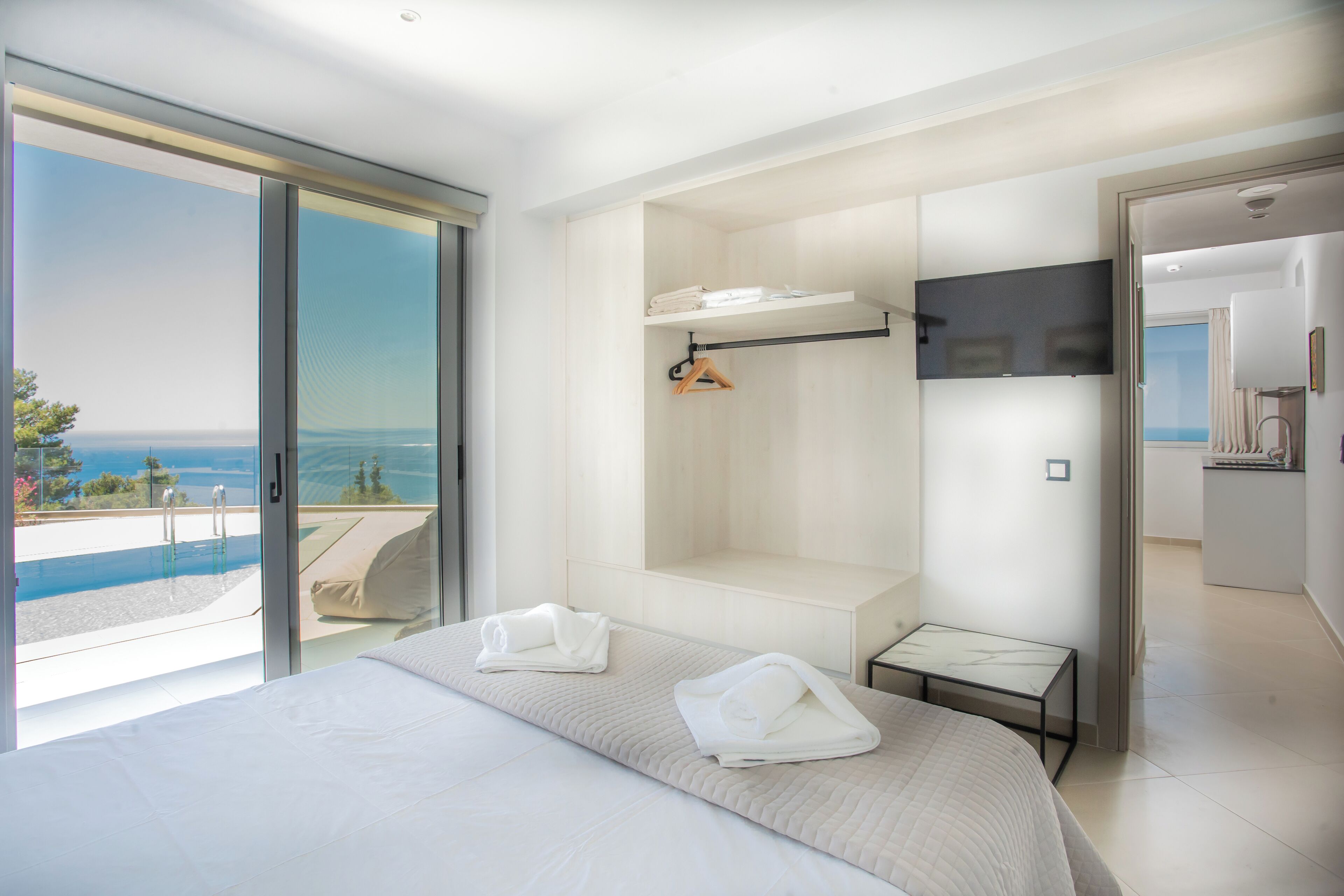 Suite, pool/sea view | Egyptian cotton sheets, premium bedding, minibar, in-room safe