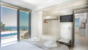 Suite, pool/sea view | Mısır pamuklu çarşaf takımı, kaliteli yatak takımı, minibar, odada kasa