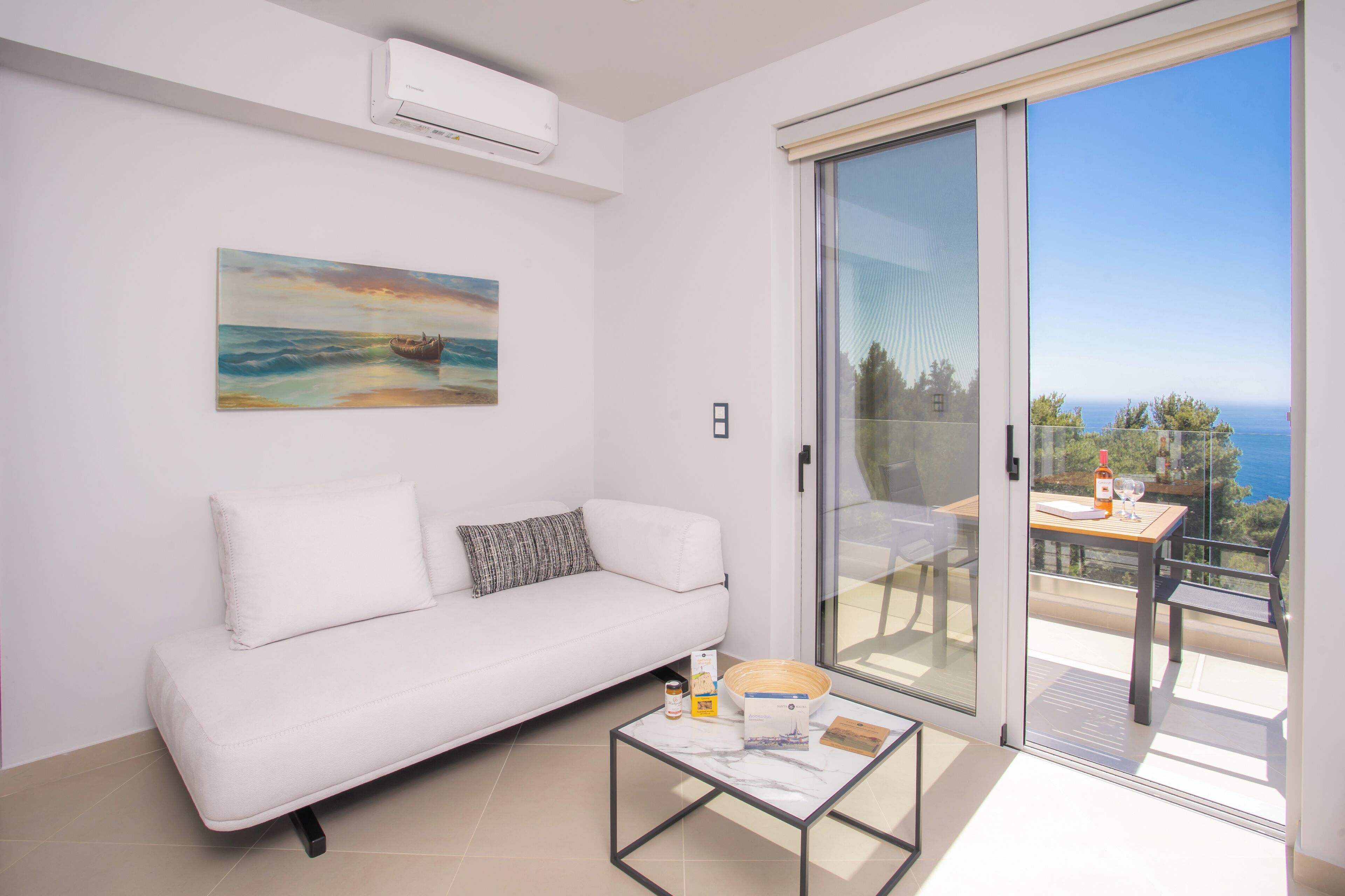 Suite, balcony,pool/sea view | Khu phòng khách | Smart TV 45-inch có truyền hình vệ tinh, Netflix, dịch vụ stream 
