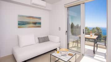Suite, balcony,pool/sea view | Khu phòng khách | Smart TV 45-inch có truyền hình vệ tinh, Netflix, dịch vụ stream