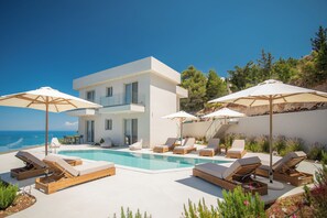 Seasonal outdoor pool - Calma Suites Lefkada (Lefkada)
