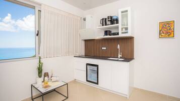 Suite, pool/sea view | Cucina privata | Frigorifero, piano cottura, macchina per caffè espresso