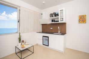 Suite, pool/sea view | 전용 주방 | 냉장고, 쿡탑, 에스프레소 메이커, 전기 주전자