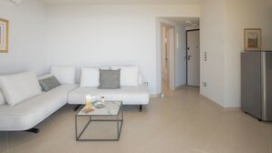 Suite, balcony, sea view | İç mekân