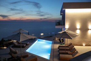 Una piscina al aire libre de temporada