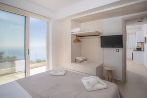 Suite, balcony,pool/sea view | Sábanas de algodón egipcio, ropa de cama de alta calidad, minibar