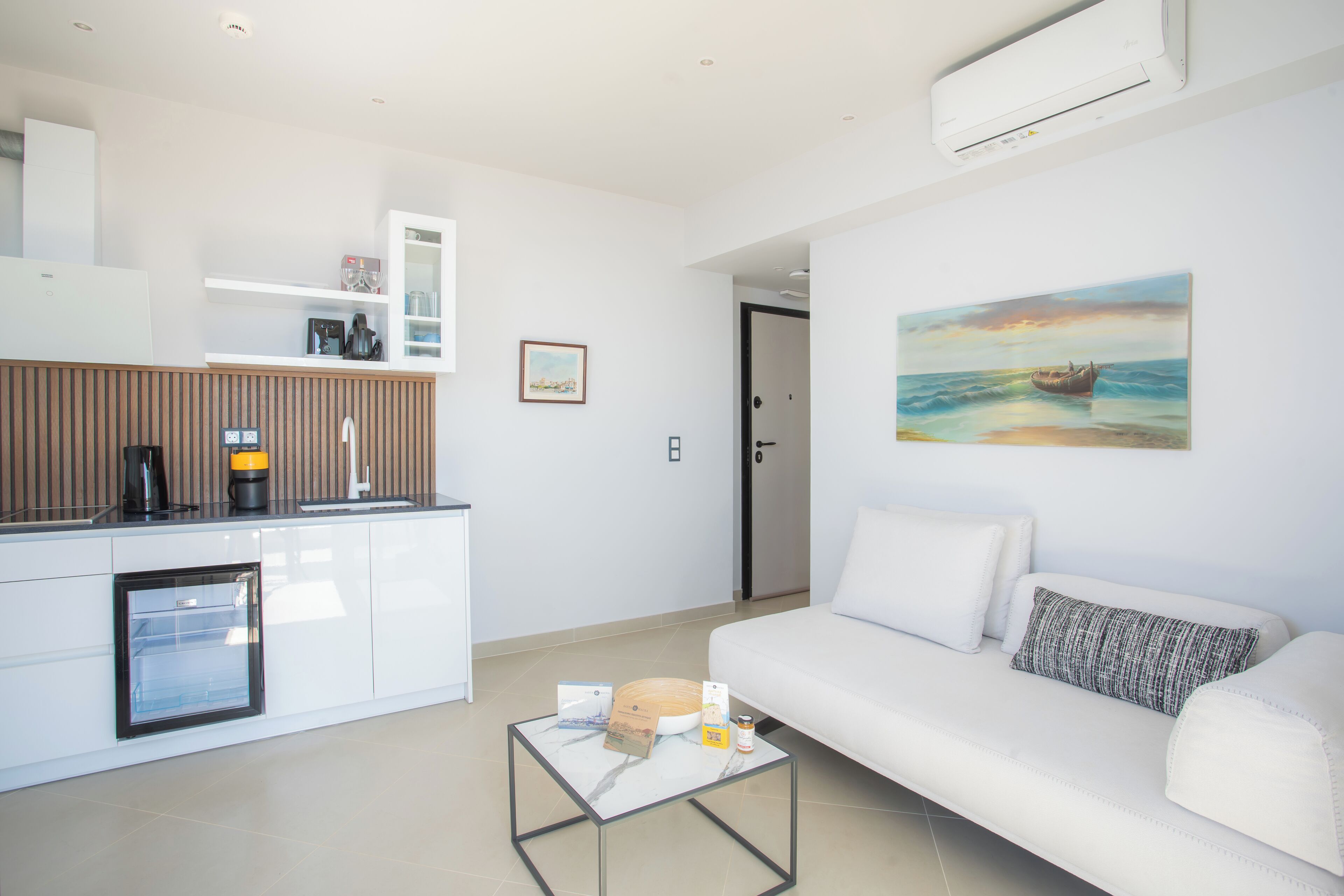 Suite, balcony,pool/sea view | Area soggiorno | Smart TV 45 pollici con canali satellitari, Netflix
